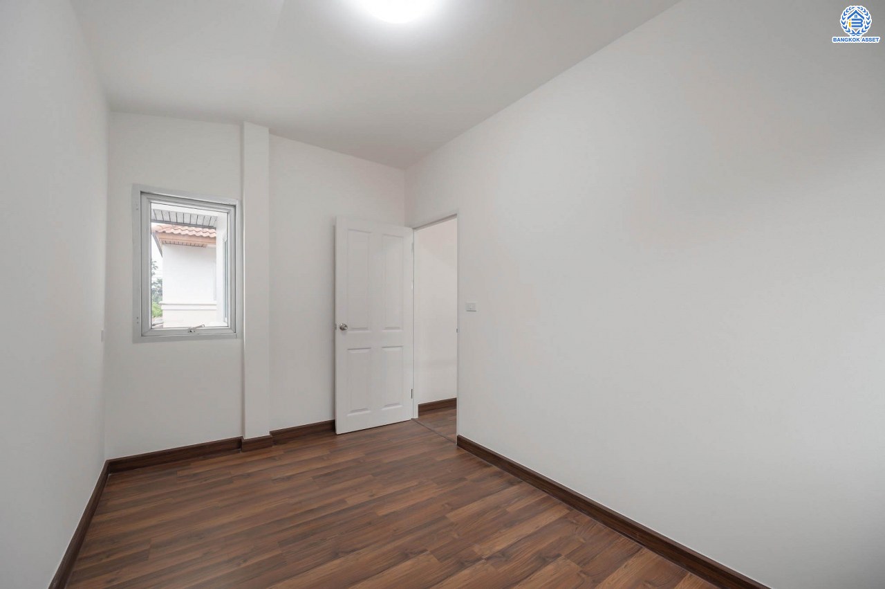 บ้านมือสองตกแต่งใหม่ โครงการ ศุภาลัยวิลล์ วงแหวน-รัตนาธิเบศร์ เนื้อที่กว้างกว่า 52 ตร.ว. ฟังก์ชัน 3 ห้องนอน 2 ห้องน้ำ 2 ที่จอดรถ ตอบโจทย์ทุกการเข้าอยู่ บนทำเลเดินทางสะดวก เชื่อมต่อถนนหลายเส้นทาง เพียง 15 นาทีก็ถึงรถไฟฟ้าสายสีม่วง "สถานีคลองบางไผ่" ใกล้ทางด่วน "กาญจนาภิเษก"